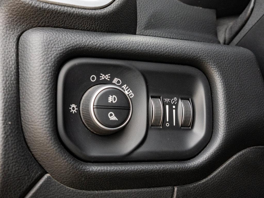 Used 2019 Ram 2500 Big Horn Big Horn 4x4 Crew Cab 8' Box for sale online - Ontario Approved